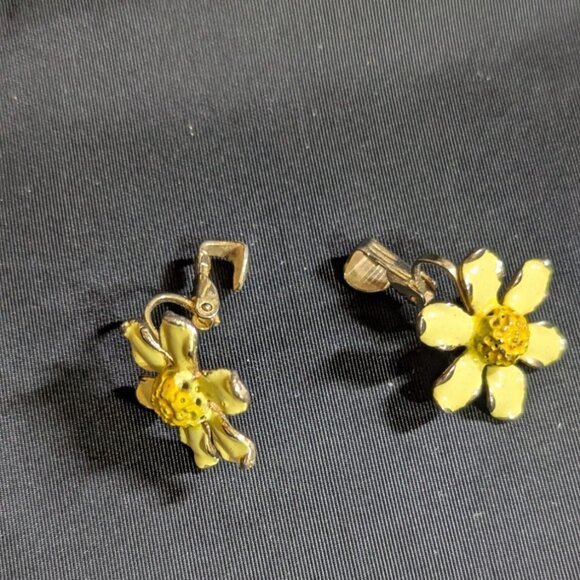 Vintage Weiss Yellow Enamel Daisy Clip-On Earrings Retro Floral Jewelry - Picture 4 of 8